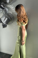 Laden Sie das Bild in den Galerie-Viewer, Grünes Schulterfreies Gerafftes Langes Formelles Kleid