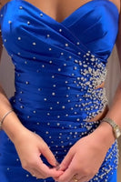 Laden Sie das Bild in den Galerie-Viewer, Schwarz Perlen Glitzer Trägerlos Lang Abendkleider mit Schlitz