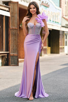 Laden Sie das Bild in den Galerie-Viewer, Fuchsia Meerjungfrau Eine Schulter Perlenstickerei Langes Satin Ballkleid mit Schlitz