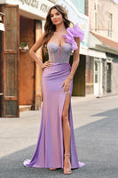 Laden Sie das Bild in den Galerie-Viewer, Fuchsia Meerjungfrau Eine Schulter Perlenstickerei Langes Satin Ballkleid mit Schlitz