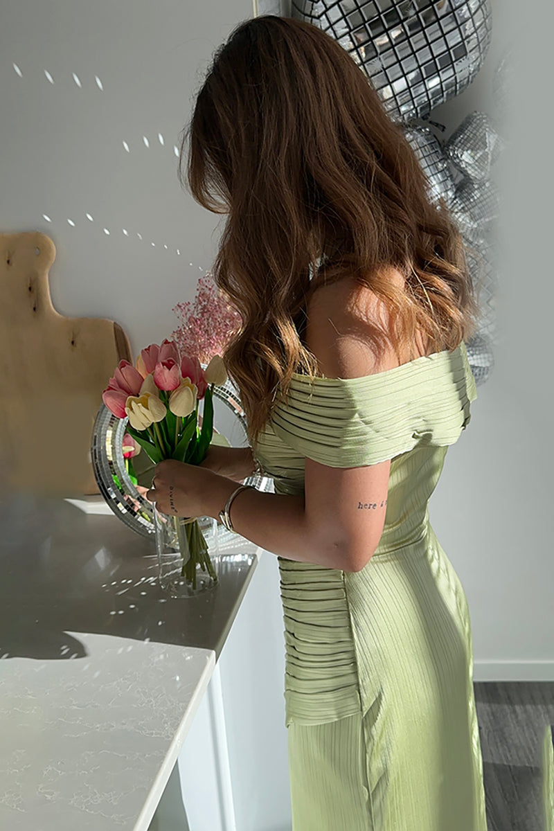 Laden Sie das Bild in den Galerie-Viewer, Grünes Schulterfreies Gerafftes Langes Formelles Kleid