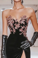 Laden Sie das Bild in den Galerie-Viewer, Schwarzes Herzhals Satin Meerjungfrau Ballkleid mit Blumen