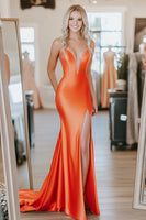 Laden Sie das Bild in den Galerie-Viewer, Orange Stretch Satin Meerjungfrau Ballkleid mit Schlitz