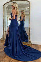 Laden Sie das Bild in den Galerie-Viewer, Marineblau Satin Trägerloses Langes Ballkleid mit Schlitz