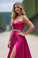 Laden Sie das Bild in den Galerie-Viewer, Glitzer Fuchsia A Linien Schulterfrei Satin Langes Abendkleid mit Schlitz