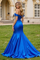 Laden Sie das Bild in den Galerie-Viewer, Glitzer Royal Blau Schulterfreie Lange Satin Abiballkleider mit Perlen