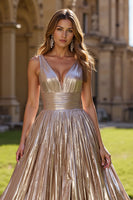 Laden Sie das Bild in den Galerie-Viewer, Golden Metallic V-Ausschnitt A-Linie Lang Ballkleid mit Schlitz