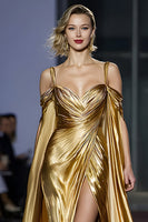 Laden Sie das Bild in den Galerie-Viewer, Golden Kalte Schulter Metallisch Lange Ballkleid mit Schlitz
