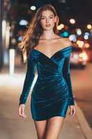 Laden Sie das Bild in den Galerie-Viewer, Damen Pfauenblau Samt Kurze Cocktail Kleid mit Ärmel Enges Geraffte Schulterfreie Party Kleid