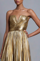 Laden Sie das Bild in den Galerie-Viewer, Glitzer Gold Trägerlos A-Linie Metallic Plissiert Langes Formelle Kleid