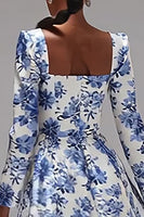 Laden Sie das Bild in den Galerie-Viewer, Blau und Weiß Blumen Quadratischer Ausschnitt A Linie Hochzeitsgast Kleid mit Ärmel