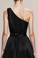 Laden Sie das Bild in den Galerie-Viewer, Schwarz und Weiß Satin Etui Eine Schulter Lange Formelle Kleid