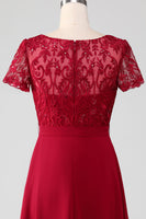 Laden Sie das Bild in den Galerie-Viewer, Burgunderrotes asymmetrisches, funkelndes Pailletten-Brautmutterkleid mit Applikationen