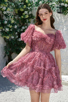 Laden Sie das Bild in den Galerie-Viewer, Wunderschönes schulterfreies kurzesCocktailkleider aus fuchsiafarbenem Tüll mit kurzen Ärmeln
