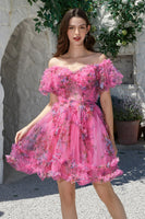 Laden Sie das Bild in den Galerie-Viewer, Wunderschönes schulterfreies kurzesCocktailkleider aus fuchsiafarbenem Tüll mit kurzen Ärmeln