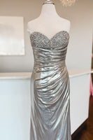 Laden Sie das Bild in den Galerie-Viewer, Meerjungfrau Schatz Silbernes Abendkleid mit Perlen und Schlitz