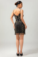Laden Sie das Bild in den Galerie-Viewer, Glitter Schwarz Golden Eng Pailletten Spaghetti Straps Flapper Kleid mit 1920er Zubehörset