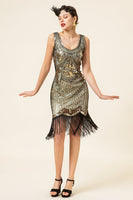 Laden Sie das Bild in den Galerie-Viewer, Goldfarbenes Fransen-Pailletten-Flapper-Kleid aus den 1920er Jahren