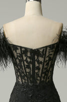 Laden Sie das Bild in den Galerie-Viewer, Schwarzes Meerjungfrau Schulterfreies Langes Ballkleid mit Federn