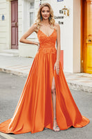 Laden Sie das Bild in den Galerie-Viewer, Königsblaues Spaghettiträger-Kleid in A-Linie mit langem Rücken und Applikationen