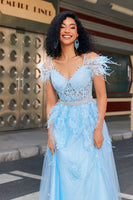 Laden Sie das Bild in den Galerie-Viewer, Wunderschönes Schulterfreies Hellblaues Korsett-Ballkleid mit Feder
