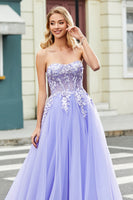 Laden Sie das Bild in den Galerie-Viewer, Wunderschönes Schulterfreies Lavendelkorsett-Ballkleid mit Applikationen