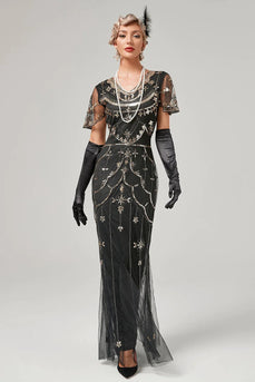 Schwarzes perlenbesetztes langes Flapper-Kleid mit Accessoires aus den 1920er Jahren