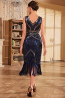 Laden Sie das Bild in den Galerie-Viewer, Dunkelblaues Pailletten V-Ausschnitt 1920er Jahre Midi-Kleid mit Fransen und Accessoires