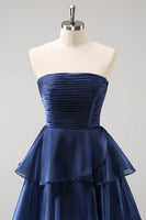 Laden Sie das Bild in den Galerie-Viewer, Dunkle Marine Trägerloses Gestuftem Satin Lange Brautjungfernkleid