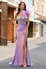 Laden Sie das Bild in den Galerie-Viewer, Fuchsia Meerjungfrau Eine Schulter Perlenstickerei Langes Satin Ballkleid mit Schlitz