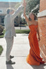 Laden Sie das Bild in den Galerie-Viewer, Glitzer Orange Herzchen Perlen Langes Korsett Abendkleid mit Schlitz