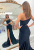 Laden Sie das Bild in den Galerie-Viewer, Glitzer Schwarz Eine Schulter Perlen Satin Langes Abendkleid mit Schlitz