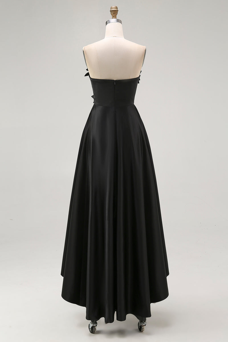 Laden Sie das Bild in den Galerie-Viewer, Schwarz Satin Trägerlos Asymmetrisch Abendkleid mit 3D Blumen