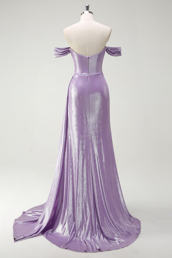 Schulterfreies schulterfreies Flieder-Ballkleid mit Rüschen und Schlitz