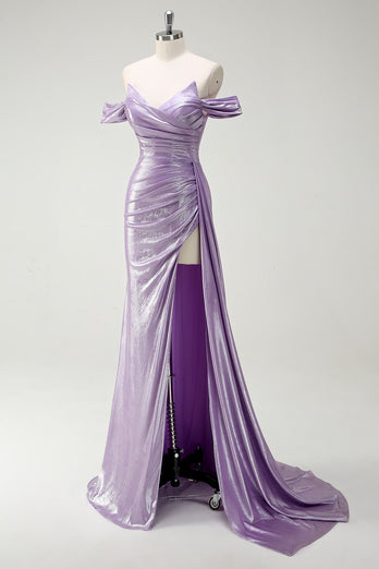 Schulterfreies schulterfreies Flieder-Ballkleid mit Rüschen und Schlitz