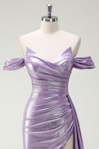 Schulterfreies schulterfreies Flieder-Ballkleid mit Rüschen und Schlitz