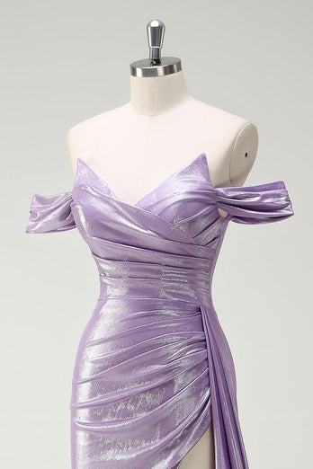Schulterfreies schulterfreies Flieder-Ballkleid mit Rüschen und Schlitz