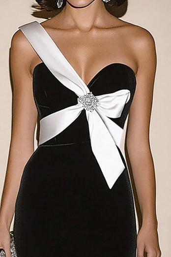 Eine Schulter Schwarz Weißes Bodenlanges Formelles Kleid mit Schlitz