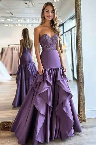 Perlen Pflaumen Satin A Linie Trägerloses Ballkleid mit Rüschen