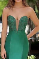 Laden Sie das Bild in den Galerie-Viewer, Grünes Trägerloses Satin Meerjungfrau Ballkleid mit Perlen