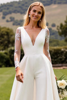 Laden Sie das Bild in den Galerie-Viewer, Elfenbein Satin Kurzer Schleppe V Ausschnitt Hochzeits-Jumpsuit mit Spitze