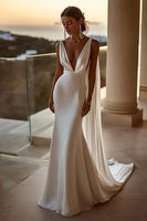 Laden Sie das Bild in den Galerie-Viewer, Leely Women Elegant Ivory Satin Mermaid Wedding Dress V Neck Sleeveless Watteau Train Bridal Dress