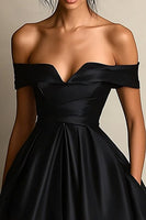 Laden Sie das Bild in den Galerie-Viewer, Schwarz A-Linien Off Schulter Satin Maxi Abendkleid mit Schlitz