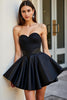 Laden Sie das Bild in den Galerie-Viewer, Glitzer Schwarz Herz-Ausschnitt Satin Kurze Party Kleid mit Perlen