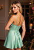 Laden Sie das Bild in den Galerie-Viewer, Glitzer A Linie Grün Satin Kurze Party Kleid mit Perlen