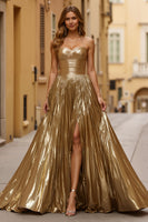 Laden Sie das Bild in den Galerie-Viewer, Glitzernd Golden Metallic Neckholder Gerafft Lang Ballkleid mit Schlitz