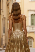 Laden Sie das Bild in den Galerie-Viewer, Glitzernd Golden Metallic Neckholder Gerafft Lang Ballkleid mit Schlitz