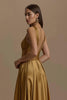 Laden Sie das Bild in den Galerie-Viewer, Golden V-Ausschnitt Rückenfreies Lang Abiballkleid