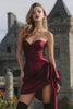 Laden Sie das Bild in den Galerie-Viewer, Bordeaux Satin Enges Trägerlos Kurze Korsett Party Kleid mit Seitlichem Cape