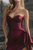 Laden Sie das Bild in den Galerie-Viewer, Bordeaux Satin Enges Trägerlos Kurze Korsett Party Kleid mit Seitlichem Cape